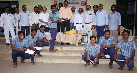 மாணவா்களுக்கு  கல்வி  உபகரணங்களை  வழங்கிய  ராணிப்பேட்டை  சாா் ஆட்சியா்  க.இளம்பகவத் .