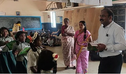 பள்ளி மாணவா்களிடம் கற்றல் திறன் குறித்து கேட்டறிந்த ஆட்சியா்