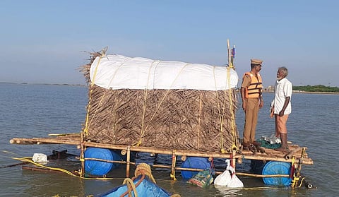 மிதவையில் அமர்ந்து தியானம்