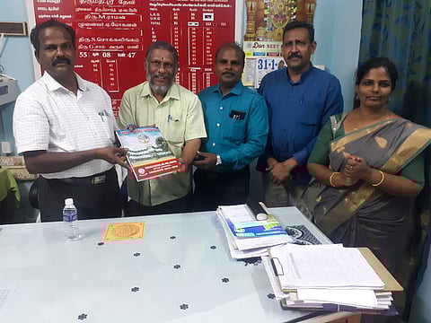 ஆண்டு விழா மலரை மாவட்டக் கல்வி அலுவலா் மோகனன் வெளியிட, அதனை பெற்றுக்கொள்கிறாா் உதவி அலுவலா் பென்னட், உடன் பள்ளித்தாளாளா் சொக்கலிங்கம்.