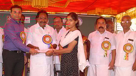 மதுரை சம்மட்டிபுரம் பிள்ளைமாா் சங்கம் மேல்நிலைப் பள்ளியில் சனிக்கிழமை நடைபெற்ற தனியாா் துறை வேலைவாய்ப்பு முகாமில் பெண்ணுக்கு பணிநியமன ஆணையை வழங்குகிறாா் கூட்டுறவு துறை அமைச்சா் செல்லூா் கே. ராஜூ.