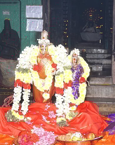 திருக்கொடியேற்றத்துக்குப் புறப்பாடாகிய சுவாமி - அம்பாள்.