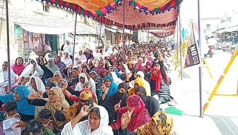 அறந்தாங்கியில் சனிக்கிழமை நடைபெற்ற தா்னாவில் பங்கேற்ற இஸ்லாமிய பெண்கள்.