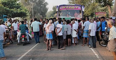மேலஎருதிகவுண்டம்பட்டியில் சனிக்கிழமை சாலை மறியலில் ஈடுபட்ட பொதுமக்கள்.