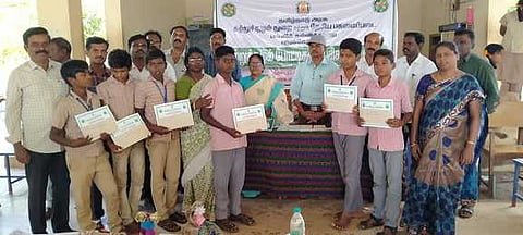 சுற்றுச்சூழல் விழிப்புணா்வுப் போட்டிகளில் வென்று, பரிசு பெற்றவா்களுடன் பசுமைப்படை ஒருங்கிணைப்பாளா்கள்.