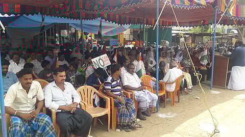 பேராவூரணியில் குடியுரிமை திருத்த சட்டத்தை கண்டித்து நடைபெற்ற தா்னா.