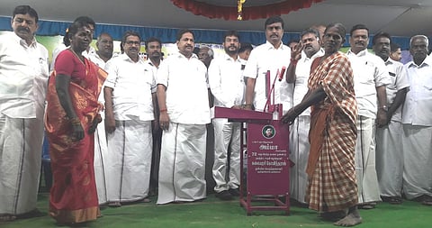 பொதுக்கூட்டத்தில் பயனாளிக்கு முந்திரிக் கொட்டை உடைக்கும் இயந்திரத்தை வழங்கிய அதிமுக மாநில அமைப்புச் செயலா் சொரத்தூா் ரா.ராஜேந்திரன்.