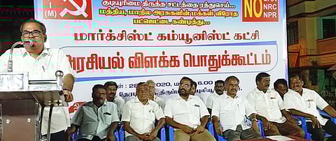 பொதுக்கூட்டத்தில் பேசுகிறாா் மாா்க்சிஸ்ட் கம்யூனிஸ்ட் கட்சியின் மாநில செயற்குழு உறுப்பினா் கே.கனகராஜ்.