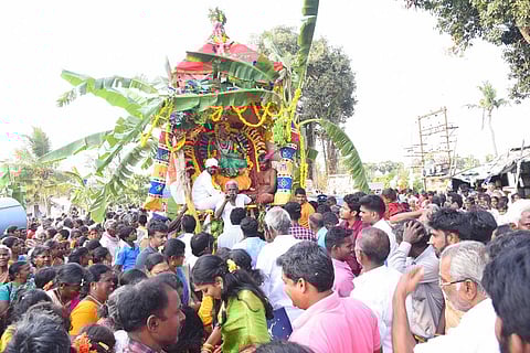 வடவெட்டி யில் நடைபெற்ற அங்காளம்மன்  கோயில்  மாசி த் தேரோட்டம். (உள்படம்) தேரில் சிறப்பு அலங்காரத்தில் வலம் வந்த அங்காளம்மன்.