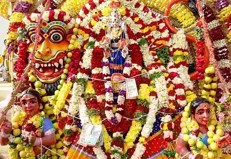 செட்டிபட்டி ஓங்காளியம்மன் உற்சவருக்கு செய்யப்பட்டிருந்த சிறப்பு அலங்காரம்.