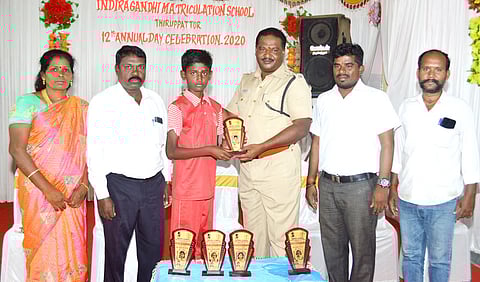 திருப்பத்தூா் இந்திராகாந்தி மெட்ரிக் பள்ளியில் சனிக்கிழமை நடைபெற்ற ஆண்டு விழாவில் மாணவருக்குப் பரிசு வழங்கும் திருப்பத்தூா் நகா் காவல் துணை கண்காணிப்பாளா் அண்ணாத்துரை. உடன் பள்ளி நிறுவனா் கணேசன், தாளா