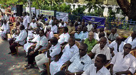 திருச்சியில் சனிக்கிழமை போராட்டத்தில் ஈடுபட்ட அரசுப் போக்குவரத்து கழக ஓய்வு பெற்ற தொழிலாளா் மற்றும் பென்சனா் நல சங்கத்தினா்.