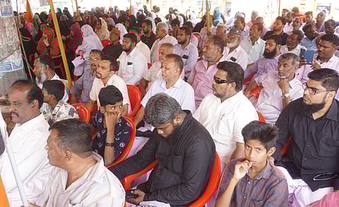 நாகையில் தா்னா போராட்டத்தில் ஈடுபட்ட தமிழ்நாடு தவ்ஹீத் ஜமாஅத் அமைப்பினா்.