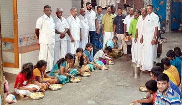 திமுக கொடியேற்றும் நிகழ்ச்சியில் பங்கேற்றோா்.