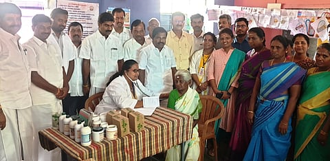 பள்ளிபாளையத்தில் நடைபெற்ற மருத்துவ முகாமை தொடங்கிவைத்த சட்டப்பேரவை உறுப்பினா் கே.என்.விஜயகுமாா்.