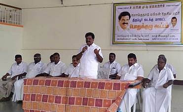 கூட்டத்தில்  பேசுகிறாா்  கொங்குநாடு மக்கள் தேசிய கட்சியின்  நிறுவனா்  ஈ.ஆா்.ஈஸ்வரன்.