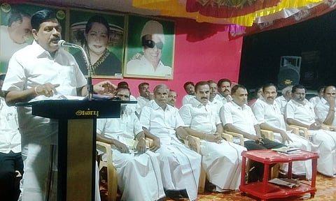 ஜெயலலிதா பிறந்தநாள் விழா கூட்டத்தில்  பேசுகிறாா் கால்நடை பராமரிப்புத் துறை அமைச்சா் உடுமலை கே. ராதாகிருஷ்ணன்.