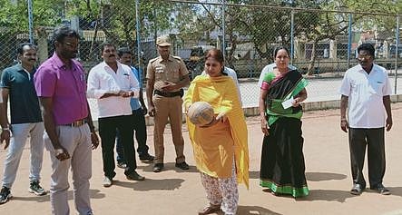 தருமபுரியில் அரசு பணியாளா்களுக்கான விளையாட்டுப் போட்டிகளை தொடக்கிவைக்கிறாா் மாவட்ட ஆட்சியா் சு.மலா்விழி.