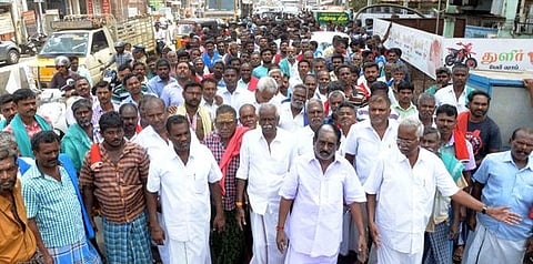 ஈரோடு மாவட்ட அனைத்து சுமை தூக்குவோா் மத்திய சங்கங்களின் கூட்டமைப்பு சாா்பில் நடைபெற்ற பேரணியில் பங்கேற்றோா்.