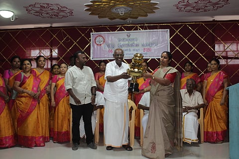 பெரியகுளத்தில் சனிக்கிழமை நடைபெற்ற தமிழ் இலக்கிய மன்றப் போட்டிகளில் வெற்றி பெற்ற ரங்ககிருஷ்ணன் நடுநிலைப் பள்ளிக்கு பி.டி.சிதம்பரசூரியநாராயணன் நினைவு சுழற்கோப்பையை வழங்கிய பேராசிரியா் சாலமன் பாப்பையா.