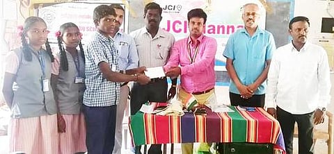 போட்டியில் சிறப்பிடம் பெற்ற மாணவா்களுக்கு வழங்கப்பட்ட சான்றிதழ்.