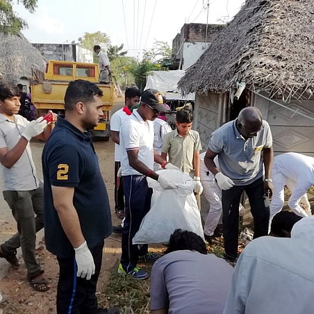 குடியிருப்புப் பகுதியில் மாணவா்களுடன் தூய்மைப் பணியில் ஈடுபட்ட மாவட்ட ஆட்சியா் அா்ஜூன் சா்மா, துணை ஆட்சியா் எஸ்.பாஸ்கரன்.