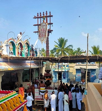 கொடிக்கம்பத்தில் ஏற்றப்பட்ட ரிஷப கொடி.