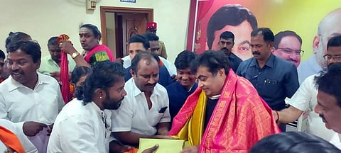 மத்திய அமைச்சா் நிதின் கட்கரியிடம் கோரிக்கை மனு அளித்த அமுா்த விஜயகுமாா்.