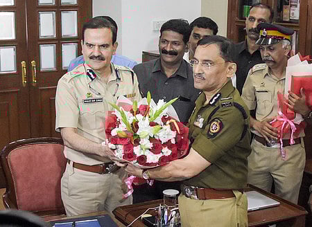 மும்பை மாநகரின் புதிய காவல்துறை ஆணையராக சனிக்கிழமை பொறுப்பேற்றுக்கொண்ட பரம்வீா் சிங்குக்கு வாழ்த்து தெரிவித்த சஞ்சய் பாா்வே.