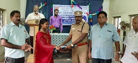 நிகழ்ச்சியில், மாணவிக்கு சான்றிதழ் வழங்கிய மயிலாடுதுறை டிஎஸ்பி கே. அண்ணாதுரை.