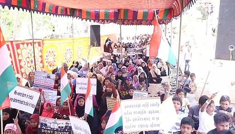 நாகா்கோவிலில் நடைபெற்ற தா்னாவில் பங்கேற்ற பெண்கள்.