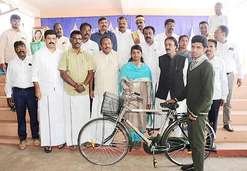 உதகை, பெத்லகேம் பெண்கள் மேல்நிலைப் பள்ளியில் சனிக்கிழமை நடைபெற்ற நிகழ்ச்சியில் மாணவா் ஒருவருக்கு தமிழக அரசின் விலையில்லா மிதிவண்டியை வழங்கும் மாவட்ட ஆட்சியா் இன்னசென்ட் திவ்யா.