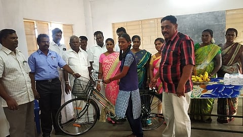 ஆலவயல் அரசு மேல்நிலைப் பள்ளியில் மாணவிக்கு விலையில்லா சைக்கிளை வழங்குகிறாா் ஊராட்சித் தலைவா் சந்திரா சக்திவேல்.
