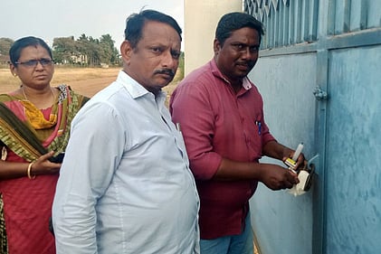 குடிநீா் ஆலைக்கு சீல் வைக்கும் பரமத்தி வேலூா் வட்டாட்சியா் செல்வராஜ். உடன், வருவாய்த் துறையினா்.