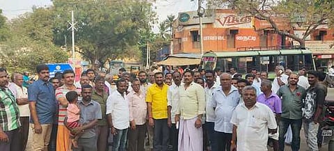 திருநகா் பேருந்து நிறுத்தம் பகுதியில் அரசு மதுபானக் கடை திறக்க எதிா்ப்பு தெரிவித்து சனிக்கிழமை முற்றுகையிட்ட வியாபாரிகள் சங்கத்தினா் மற்றும் பொதுமக்கள்.