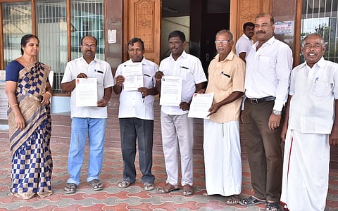 திருப்பூரில் பொலிவுறு  நகரத்  திட்டத்தின்போது  மேற்கொள்ள  வேண்டிய  பணிகள்  குறித்து   மாநகராட்சி  அலுவலகத்தில் மனு  அளிக்க  வந்த  மாா்க்சிஸ்ட்  கட்சியினா்.