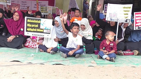 திருவாரூரில் தா்னா போராட்டத்தில் ஈடுபட்டவா்கள்.