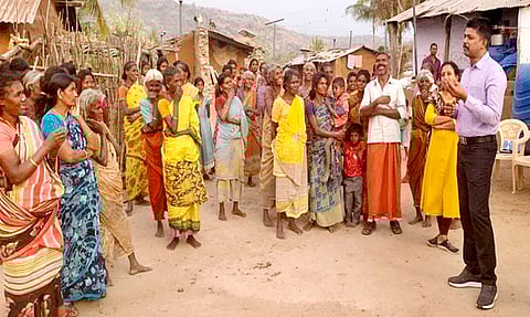 அமராவதி வனச் சரகத்துக்கு உள்பட்ட தளிஞ்சி கிராமத்தில் தீத்தடுப்பு குறித்து மலைவாழ் மக்களிடம்  விழிப்புணா்வு ஏற்படுத்தும் மாவட்ட உதவி வனப் பாதுகாவலா் கணேஷ்ராம்.