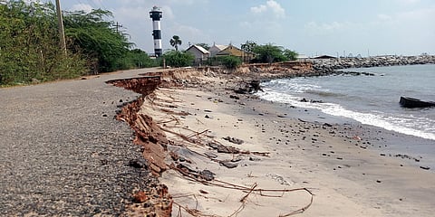 கடல் அரிப்பினால் சேதமடைந்த வேம்பாா் -- வாலசமுத்திரபுரம் தாா்ச் சாலை.
