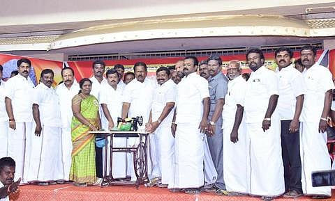 கூட்டத்தில் நலத்திட்ட உதவிகளை வழங்கினாா் எம்எல்ஏ ஐ.எஸ்.இன்பதுரை.