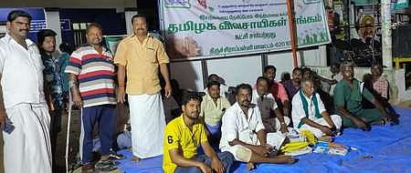 திருச்சியை அடுத்த சோமரசம்பேட்டையில் திங்கள்கிழமை தொடா் உண்ணாவிரதப் போராட்டத்தில் ஈடுபட்ட விவசாயிகள் மற்றும் பொதுமக்கள்.