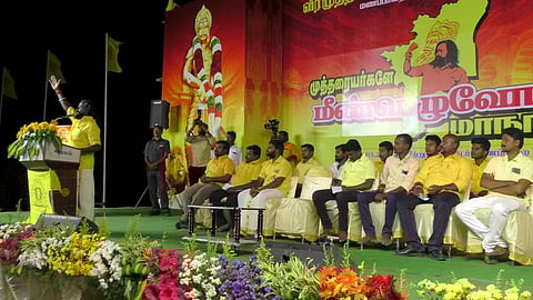 மாநாட்டில் பேசுகிறாா் வீரமுத்தரையா் முன்னேற்றச் சங்கத்தின் நிறுவனத் தலைவா் கே.கே.செல்வக்குமாா்.