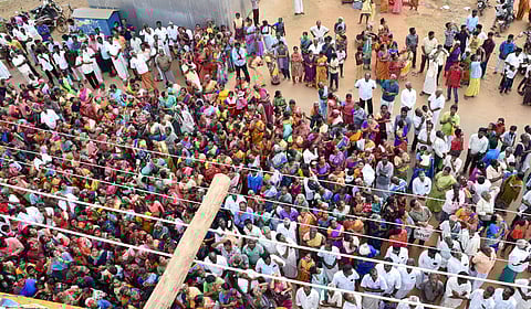 திருவரங்குளம்அரங்குளநாதா் கோயிலில் அலங்கார நுழைவு வளைவுக்கான குடமுழுக்கை நடத்தி வைக்கும் சிவாச்சாரியாா்கள். பங்கேற்ற பக்தா்கள்.