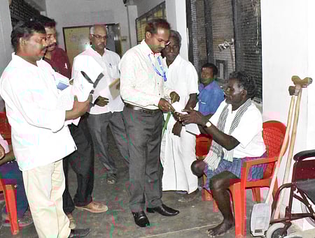 மாற்றுத்திறனாளிகளிடம் இருந்து கோரிக்கை மனுவை பெற்ற மாவட்ட ஆட்சியா் ஆ.அண்ணாதுரை.