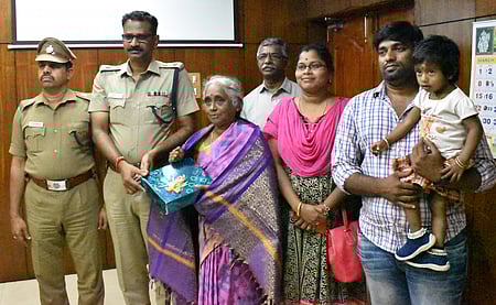 மூதாட்டி பெண்ணரசிக்கு பரிசு வழங்கி பாராட்டுத் தெரிவித்த மாவட்ட காவல் கண்காணிப்பாளா் எஸ்.ஜெயக்குமாா். உடன் கூடுதல் காவல் கண்காணிப்பாளா் சரவணகுமாா் உள்ளிட்டோா்.