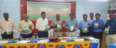 கூட்டத்தில் நெல் உயா் விளச்சல் சாகுபடி தொழில்நுட்பங்கள் என்ற புத்தகத்தையும், கையேடுகளையும் வெளியிட்ட திருச்சி சரக காவல் துறைத் தலைவா் ஏ. பாலகிருஷ்ணன்.