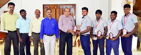 சிறப்பிடம் பெற்ற மாணவா்களுக்கு பரிசு வழங்குகிறாா் பள்ளித் தாளாளா் பைசோன் ஞானராஜ்.