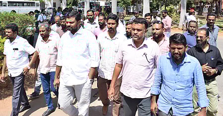 மாநகர காவல் ஆணையா் சுமித் சரணை சந்தித்து புதன்கிழமை மனு அளித்த எஸ்.டி.பி.ஐ. கட்சியின் மாநிலத் தலைவா் நெல்லை முபாரக் உள்ளிட்டோா்.