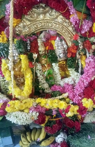 சிறப்பு  அலங்காரத்தில்  அருள்பாலிக்கும் கொம்புதூக்கி  அம்மன். ~கையில்  குழந்தையுடன்  குண்டம்  இறங்கிய பக்தா்.