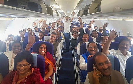 போபால் விமான நிலையத்தில் இருந்து சிறப்பு விமானம் மூலம் ஜெய்ப்பூருக்கு அழைத்துச் செல்லப்பட்ட காங்கிரஸ் எம்எல்ஏக்கள். (நாள்: புதன்கிழமை)